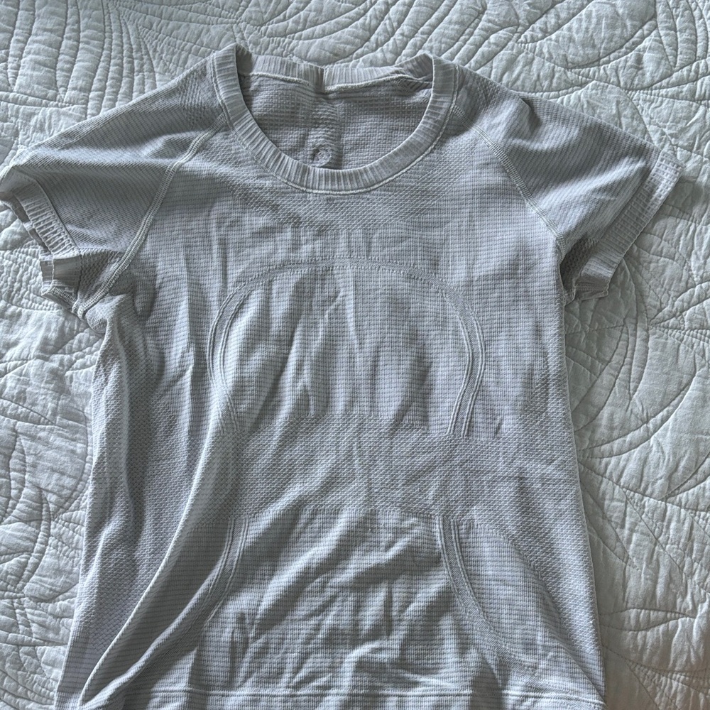 Lululemon short sleeved crop Top size 6